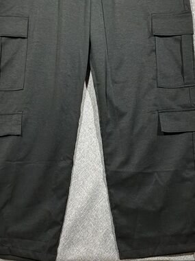 Amazon Essentials Men's Black Cargo Pants with Multiple Flap Pockets